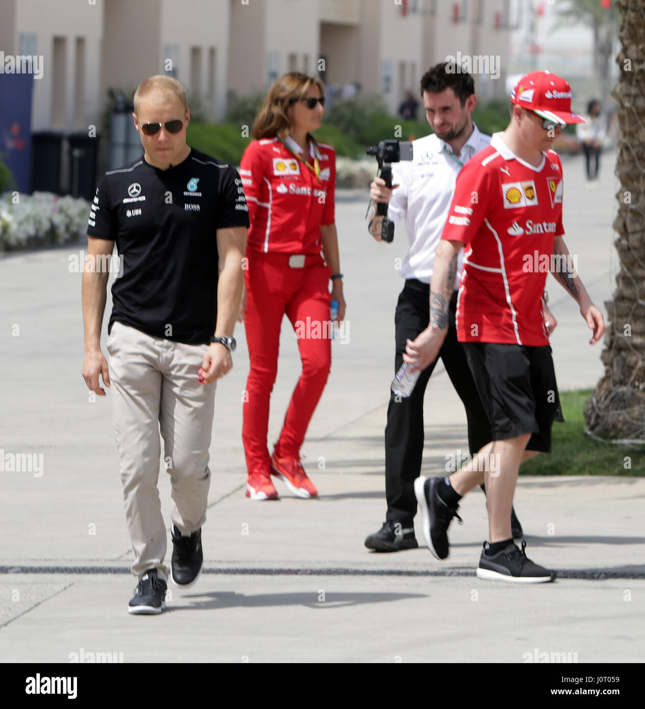 15.04.2017, il Circuito Internazionale del Bahrain, Sakhir, 2017 FORMULA 1 GULF AIR BAHRAIN GRAND PRIX , 14.04. - 16.04.2017 Kimi Raikkonen (PINNA#7), la Scuderia Ferrari und Valtteri Bottas (PINNA#77), la Mercedes AMG Petronas Formula One Team gehen gemeinsam durch das Fahrerlager foto: Cronos/Hasan Bratic/Alamy Live News Foto Stock