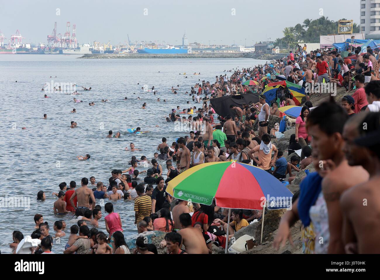 Pasay City, Filippine. Xvi Apr, 2017. Persone nuotare nella baia di Manila per celebrare la Pasqua Domenica di Pasay City, Filippine, 16 aprile 2017. Molti filippini nuotare nella baia di Manila ogni Domenica di Pasqua malgrado il governo di avvertimento sull'effetto della baia di acqua inquinata per la salute delle persone. Credito: Rouelle Umali/Xinhua/Alamy Live News Foto Stock