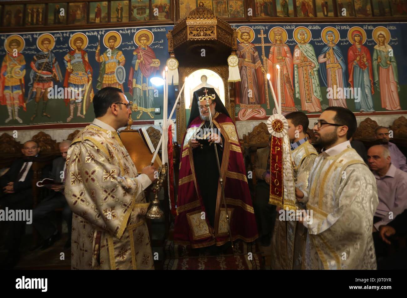 La città di Gaza, Striscia di Gaza, Territori palestinesi. Xvi Apr, 2017. Cristiano ortodosso di adoratori frequentare una preghiera durante la vigilia di Pasqua la santa messa presso la Santa Chiesa Porphyrios nella città di Gaza, Sabato, 15 aprile 2017. I cristiani si sono riuniti presso la chiesa per il fuoco cerimonia che celebra la Resurrezione di Gesù Credito: Mohammed Asad/immagini APA/ZUMA filo/Alamy Live News Foto Stock