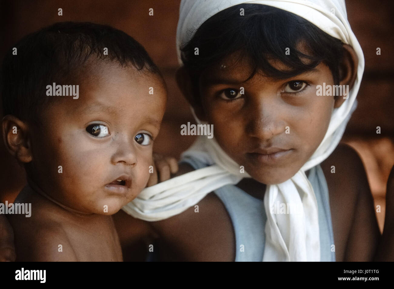 Aprile 12, 2017 - Cox's Bazar, Bangladesh - Un bambino Rohingya reagisce alla telecamera a Balukhali Refugee Camp Cox's Bazar. Credito: Md. Mehedi Hasan/ZUMA filo/Alamy Live News Foto Stock