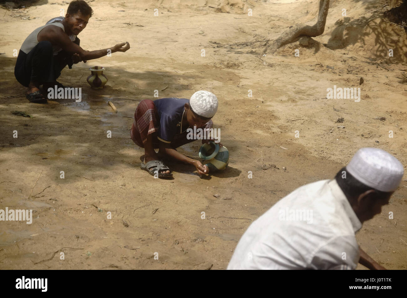 Aprile 12, 2017 - Cox's Bazar, Bangladesh - Un bambino Rohingya si prepara per la preghiera a Balukhali Refugee Camp Cox's Bazar. Credito: Md. Mehedi Hasan/ZUMA filo/Alamy Live News Foto Stock