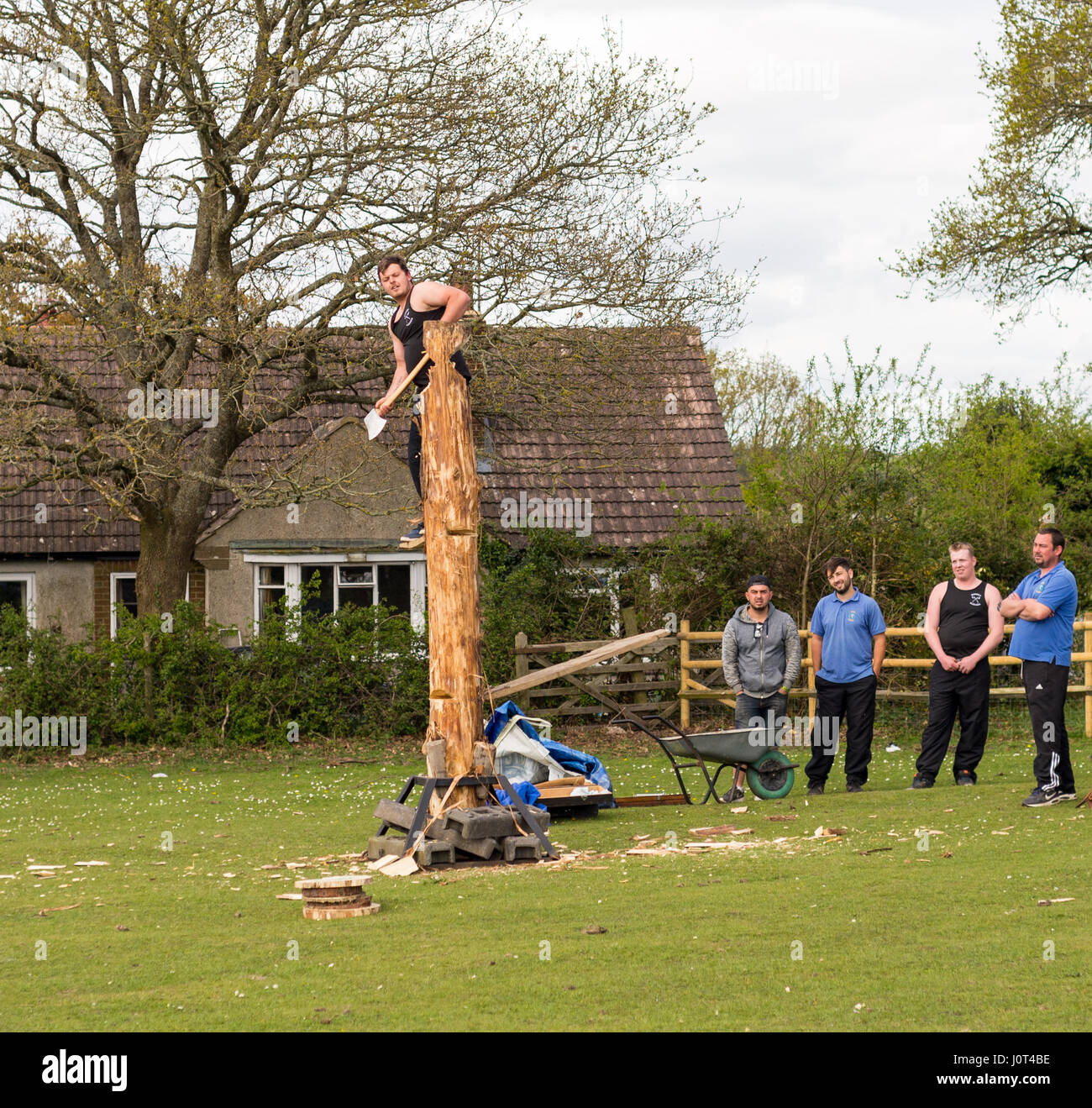 Godshill, New Forest, Hampshire, Regno Unito, 16th aprile 2017. Il team espositore Dorset Axmen ha messo in mostra una serie di abilità al lumberjack. Foto Stock