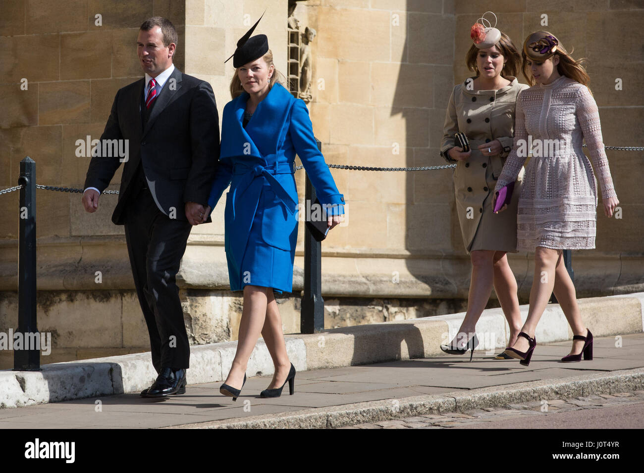 Windsor, Regno Unito. 16 Aprile, 2017. Pietro e autunno Phillips e principesse Eugenie e Beatrice arrivano a frequentare la Domenica di Pasqua al servizio alla cappella di San Giorgio nel Castello di Windsor. Credito: Mark Kerrison/Alamy Live News Foto Stock