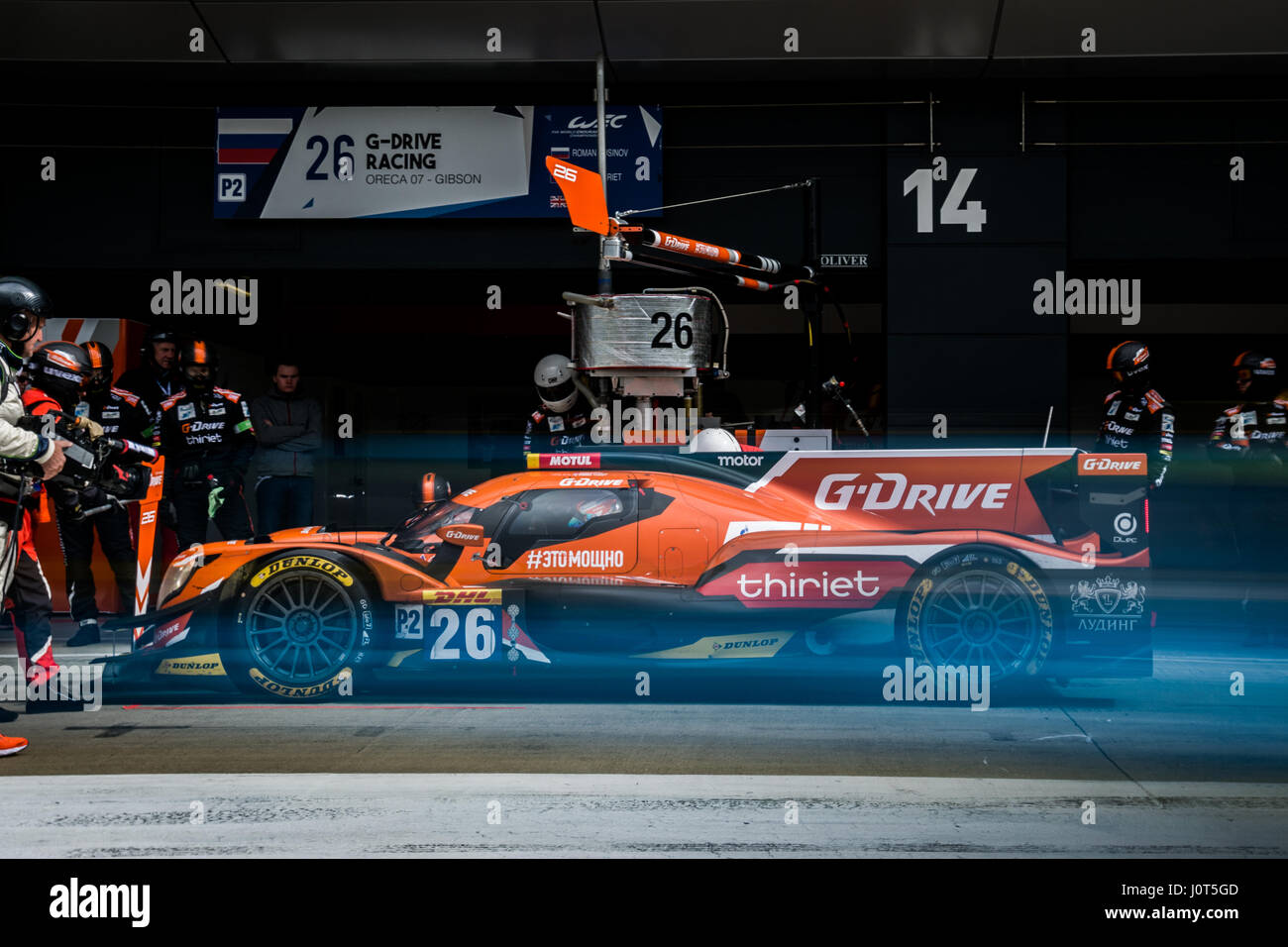 Towcester, Northamptonshire, Regno Unito. Xvi Apr, 2017. FIA WEC racing team G-Drive Racing alla 6 Ore di Silverstone del FIA World Endurance Championship sessione di autografi sul circuito di Silverstone Credito: Gergo Toth/Alamy Live News Foto Stock