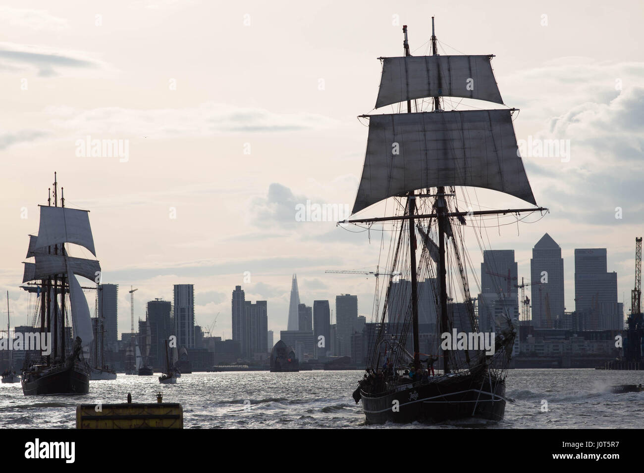 Londra, Regno Unito. Xvi Apr, 2017. Rendez-Vous 2017 Tall Ship regata in Londra, Regno Unito. Xvi Apr, 2017. Sul Fiume Tamigi la Jantje passando Woolwich Credito: Brian Southam/Alamy Live News Foto Stock