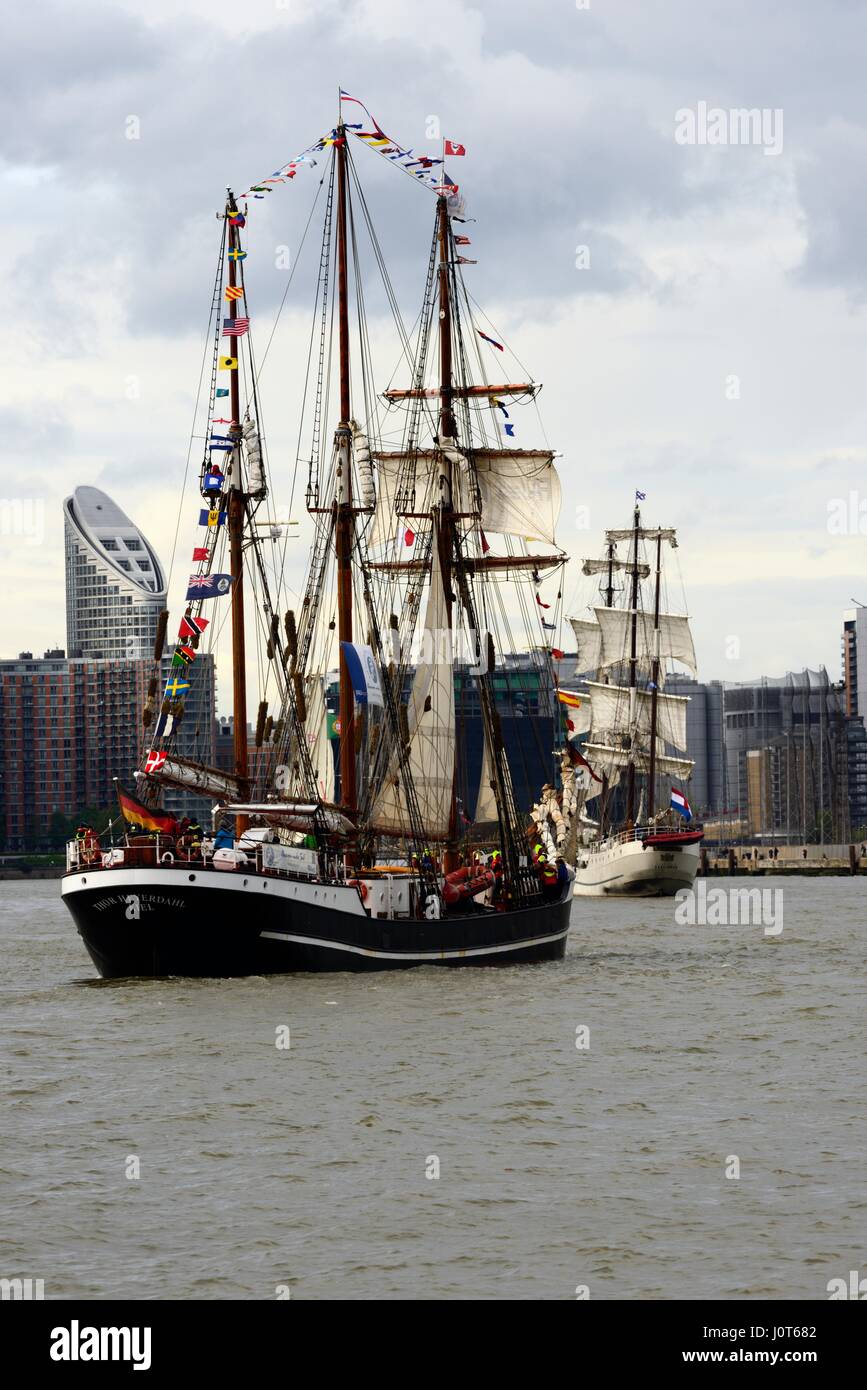 Londra, Regno Unito. Xvi Apr, 2017. La TALL SHIPS REGATTA lasciare Londra. Naviga lungo il Tamigi da Greenwich a navigare attraverso l'Atlantico per il Canada. Foto scattata sulla riva sud del Tamigi tra Greenwich e il centro O2, domenica 16.4.2017. Credito: Mika Schick/Alamy Live News Foto Stock