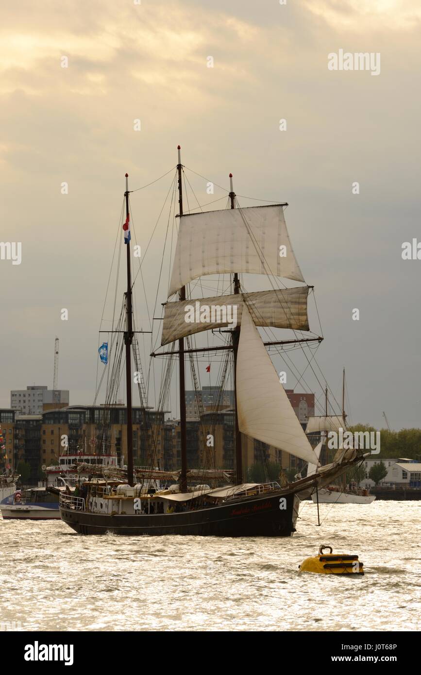 Londra, Regno Unito. Xvi Apr, 2017. La TALL SHIPS REGATTA lasciare Londra. Naviga lungo il Tamigi da Greenwich a navigare attraverso l'Atlantico per il Canada. Foto scattata sulla riva sud del Tamigi tra Greenwich e il centro O2, domenica 16.4.2017. Credito: Mika Schick/Alamy Live News Foto Stock