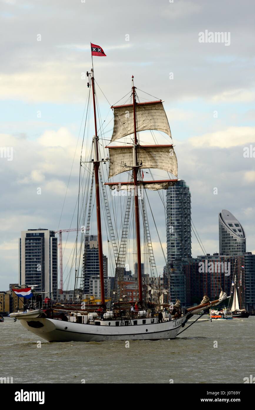 Londra, Regno Unito. Xvi Apr, 2017. La TALL SHIPS REGATTA lasciare Londra. Naviga lungo il Tamigi da Greenwich a navigare attraverso l'Atlantico per il Canada. Foto scattata sulla riva sud del Tamigi tra Greenwich e il centro O2, domenica 16.4.2017. Credito: Mika Schick/Alamy Live News Foto Stock