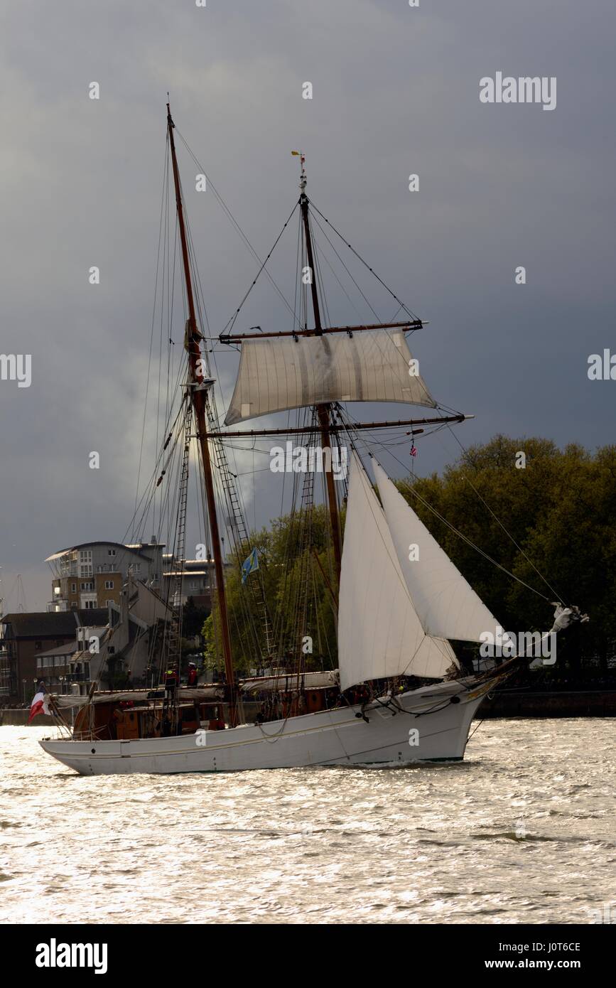 Londra, Regno Unito. Xvi Apr, 2017. La TALL SHIPS REGATTA lasciare Londra. Naviga lungo il Tamigi da Greenwich a navigare attraverso l'Atlantico per il Canada. Foto scattata sulla riva sud del Tamigi tra Greenwich e il centro O2, domenica 16.4.2017. Credito: Mika Schick/Alamy Live News Foto Stock