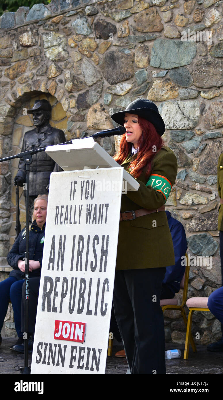 Più Carrok, County Tyrone. Xvi Apr, 2017. Sinn Fein stati Catherine Kelly legge un rotolo di onore durante un repubblicano 1916 Pasqua commemorazione parata e rally, County Tyrone. Credito: Mark inverno/Alamy Live News Foto Stock