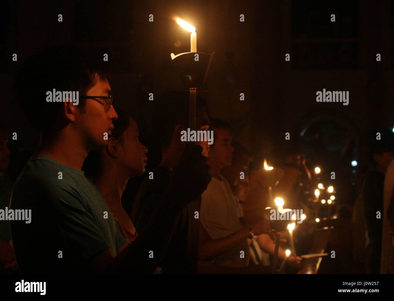 Paranaque, Filippine. Xv Apr, 2017. I cattolici filippini partecipare alla Veglia Pasquale al Santuario Nazionale di Nostra Madre del Perpetuo Soccorso la sera del sabato santo. Veglia di Pasqua segna la celebrazione di Gesù la risurrezione di Cristo. Credito: Marlo Cueto/ Pacifico premere/Alamy Live News Foto Stock