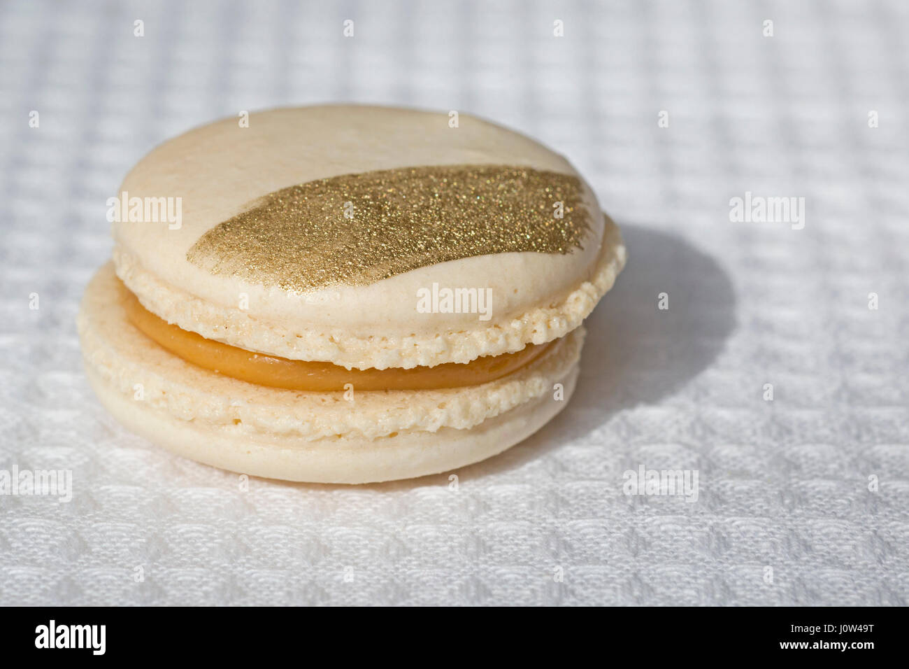Macaron al caramello salato su tovaglia bianca Foto Stock