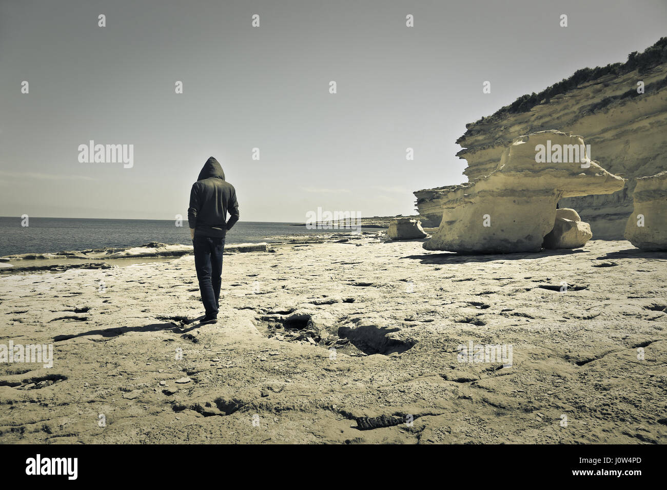 Uomo Solitario Di Camminare Sulla Spiaggia Foto Stock Alamy