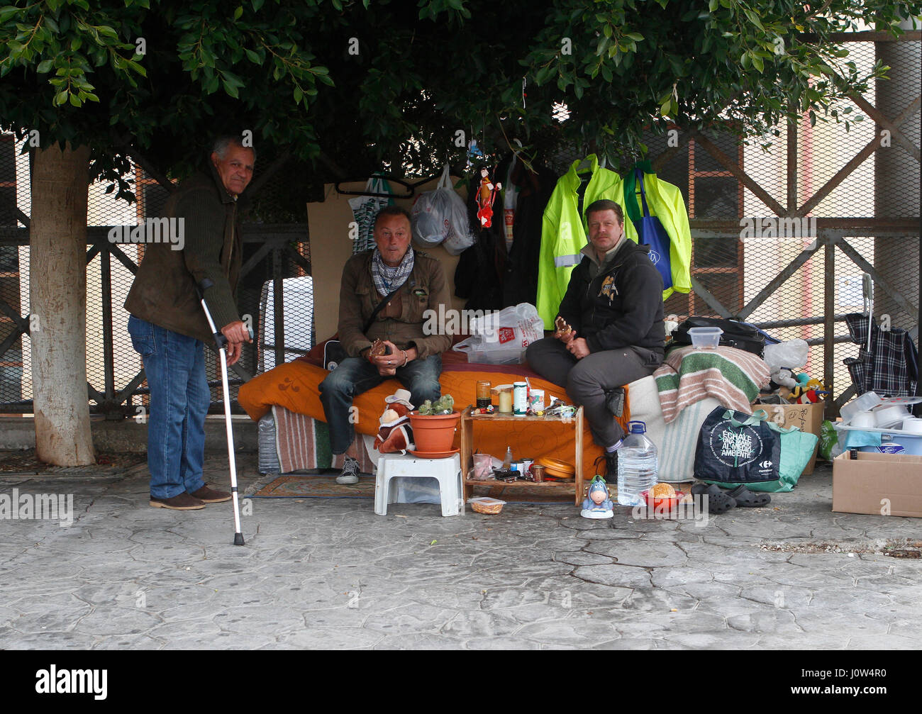 Senzatetto gli uomini che vivono su un banco in un parco pubblico nell'isola spagnola di Maiorca Foto Stock