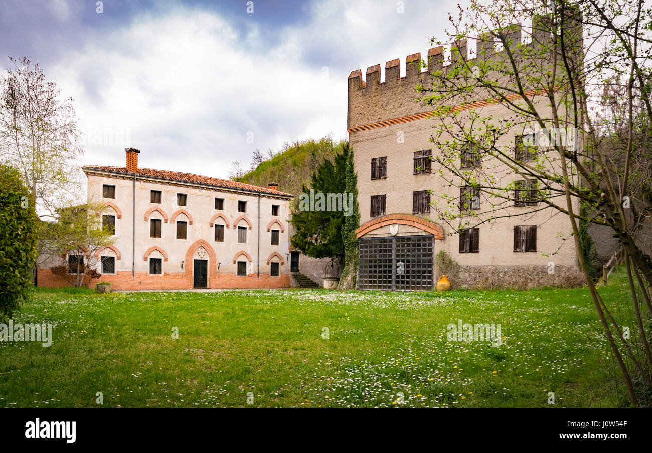 Vicenza, Italia - Aprile 1, 2016: Antico edificio fortificato nella campagna italiana. Foto Stock