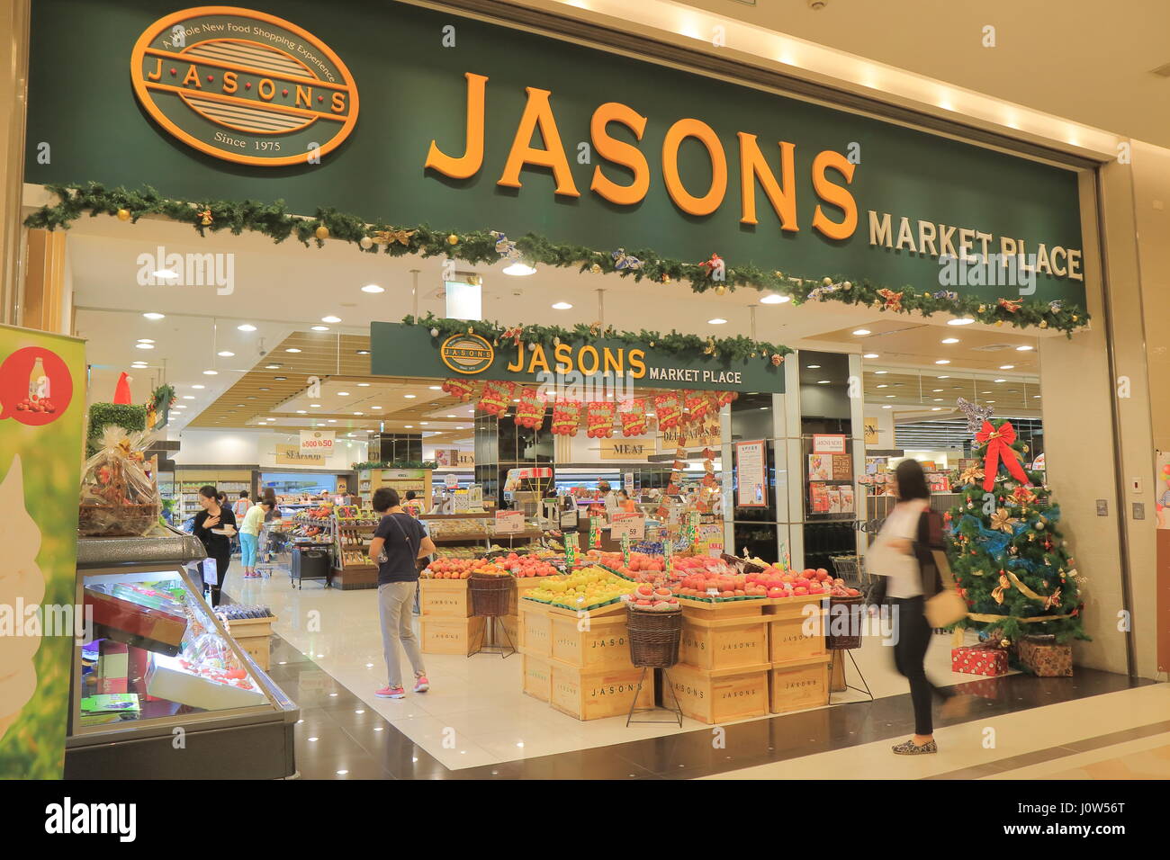 La gente visita Jasons in Kaohsiung Taiwan. Jasons è una società di Singapore high end supermercato della catena. Foto Stock