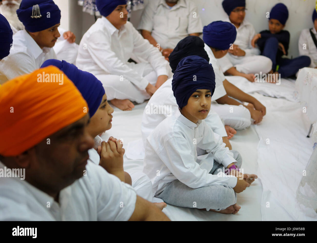 La religione sikh membri visto durante la loro celebrazione Baisakhi giorno all'interno di un tempio sikh nell'isola spagnola di Maiorca Foto Stock
