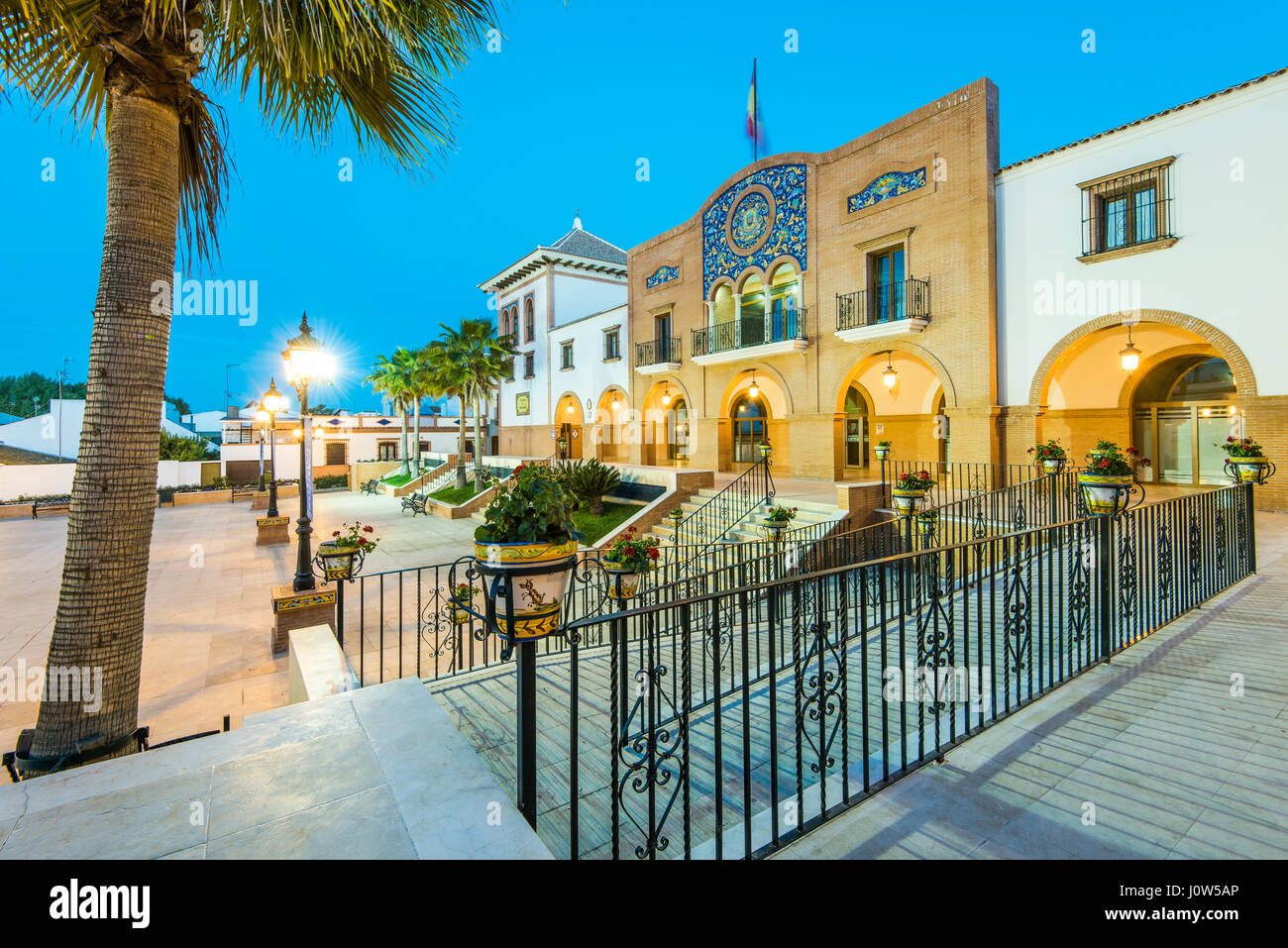 Bellissima piazza della città in Palos de la Frontera,Spagna illuminato in blu ora, da dove Cristoforo Colomb salpare per scoprire l'America. Foto Stock