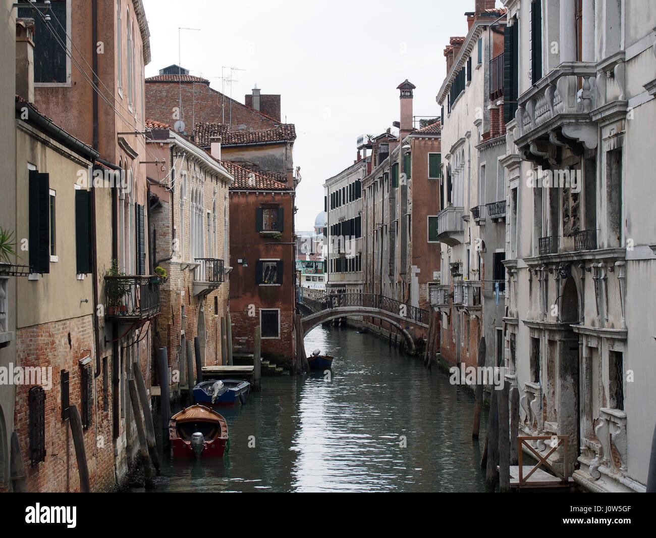 Canale di Venezia con i suoi antichi edifici e barche Foto Stock