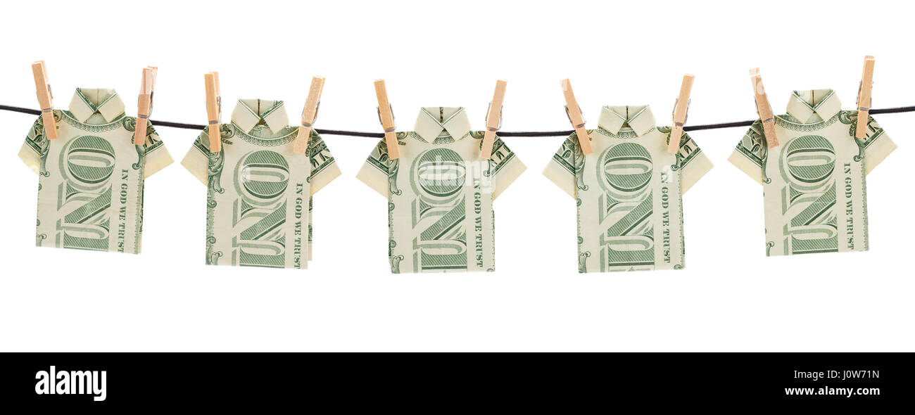 Dollaro camicie appendere fuori a secco isolato su sfondo bianco. Foto Stock