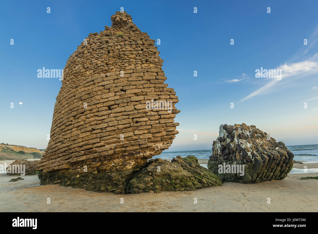 Torre del Loro Parque torre romana rovine sulla spiaggia di Mazagon,Spagna presso il bellissimo tramonto. Foto Stock