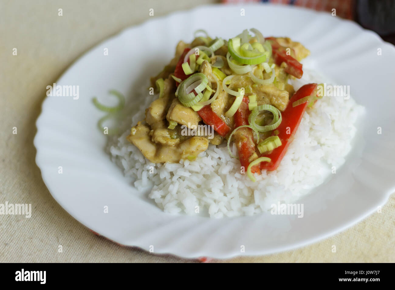 Cibo vietnamita - pollo arrosto di carne con verdure e riso su una piastra bianca Foto Stock