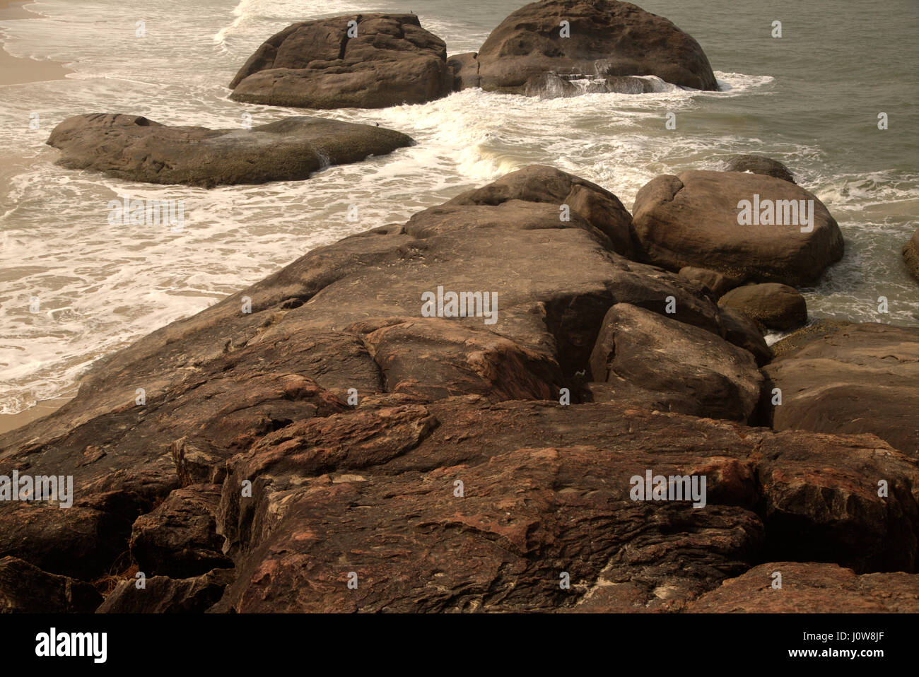 Roccia spiaggia mare di spruzzi di acqua Foto Stock