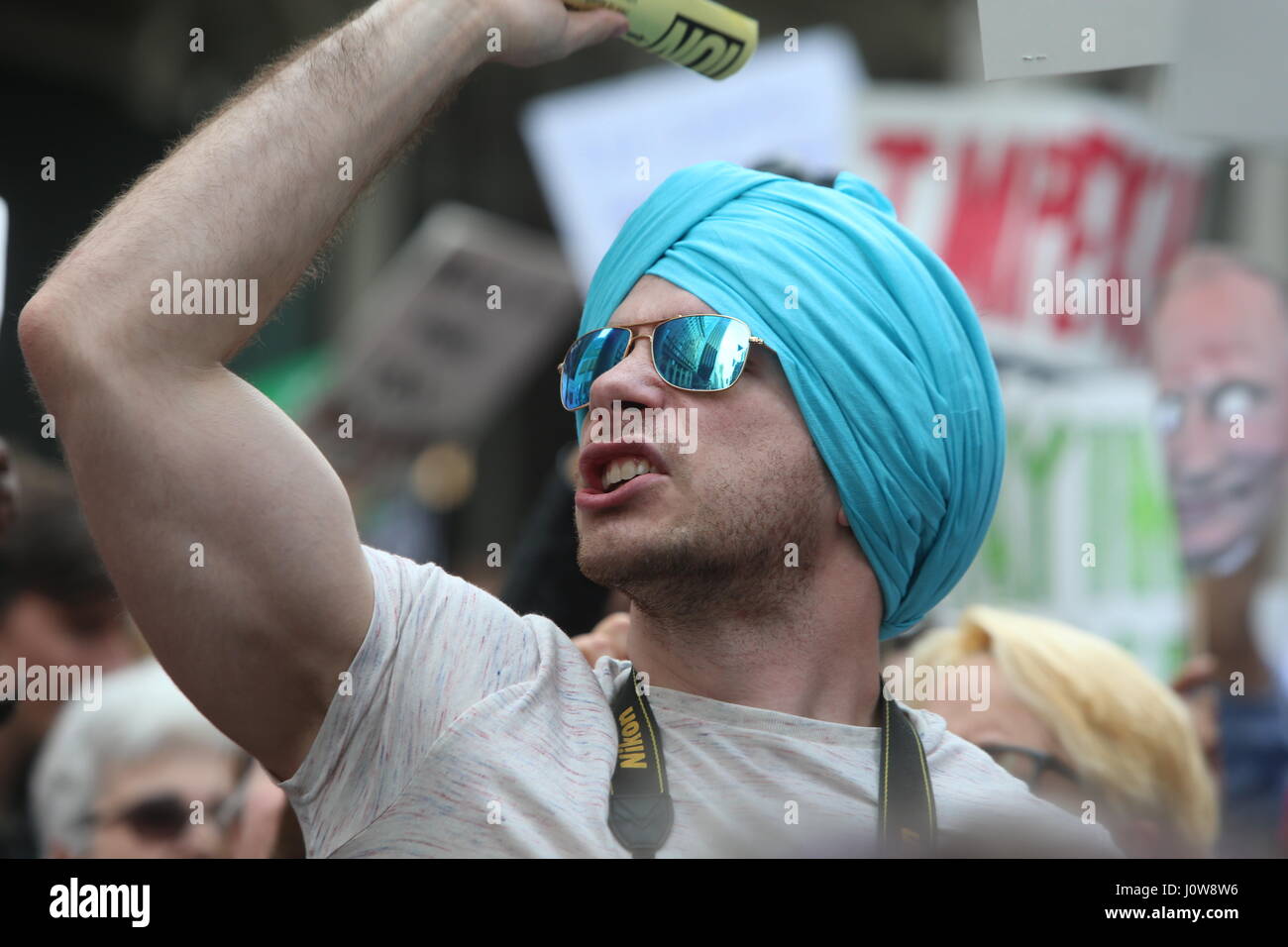 Migliaia si sono riuniti al fianco di Bryant Park per rally & marzo chiedono che il Presidente Trump rilasciare la sua dichiarazione fiscale come ha promesso di fare in quanto la campagna 2016. Celebrità come Debra Messing & Sarah Silverman uniti NYC avvocato pubblico Letitia James & NY Stato membro gruppo Jo Anne Simon per un ora di discorsi denunciando la Trump administration prima di marciare lungo la Sesta Avenue a 54th Street dove hanno attraversato il confine della Quinta Avenue, terminando ad appena un isolato a sud di Trump Tower. (Foto di Andy Katz/Pacific Stampa) Foto Stock