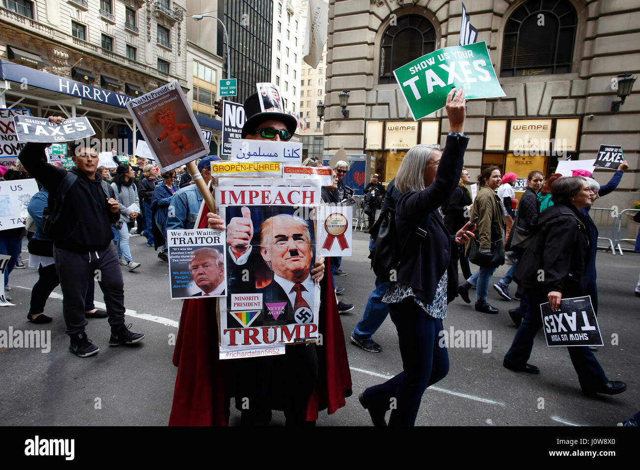 Migliaia si sono riuniti al fianco di Bryant Park per rally & marzo chiedono che il Presidente Trump rilasciare la sua dichiarazione fiscale come ha promesso di fare in quanto la campagna 2016. Celebrità come Debra Messing & Sarah Silverman uniti NYC avvocato pubblico Letitia James & NY Stato membro gruppo Jo Anne Simon per un ora di discorsi denunciando la Trump administration prima di marciare lungo la Sesta Avenue a 54th Street dove hanno attraversato il confine della Quinta Avenue, terminando ad appena un isolato a sud di Trump Tower. (Foto di Andy Katz/Pacific Stampa) Foto Stock