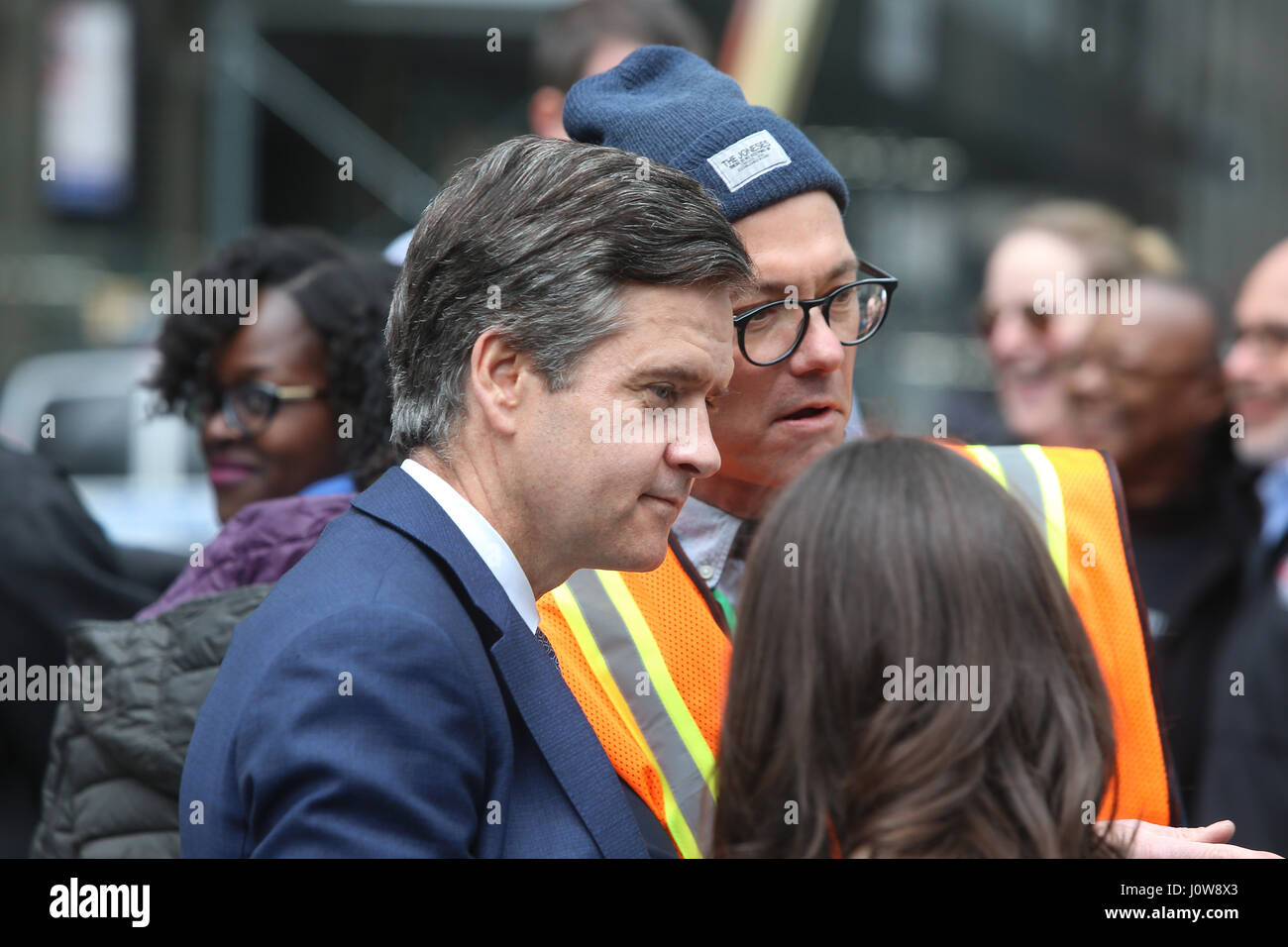 NY stato senatore Brad Hoylman. Migliaia si sono riuniti al fianco di Bryant Park per rally & marzo chiedono che il Presidente Trump rilasciare la sua dichiarazione fiscale come ha promesso di fare in quanto la campagna 2016. Celebrità come Debra Messing & Sarah Silverman uniti NYC avvocato pubblico Letitia James & NY Stato membro gruppo Jo Anne Simon per un ora di discorsi denunciando la Trump administration prima di marciare lungo la Sesta Avenue a 54th Street dove hanno attraversato il confine della Quinta Avenue, terminando ad appena un isolato a sud di Trump Tower. (Foto di Andy Katz/Pacific Stampa) Foto Stock