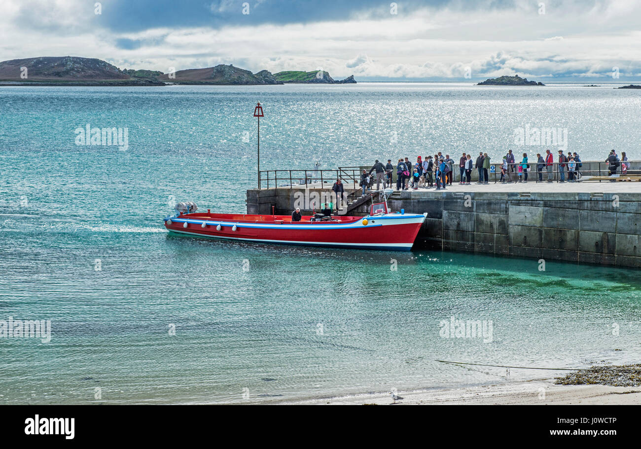 Attesa di persone a bordo di una barca a maggiore città su St Martins, Isole Scilly Foto Stock