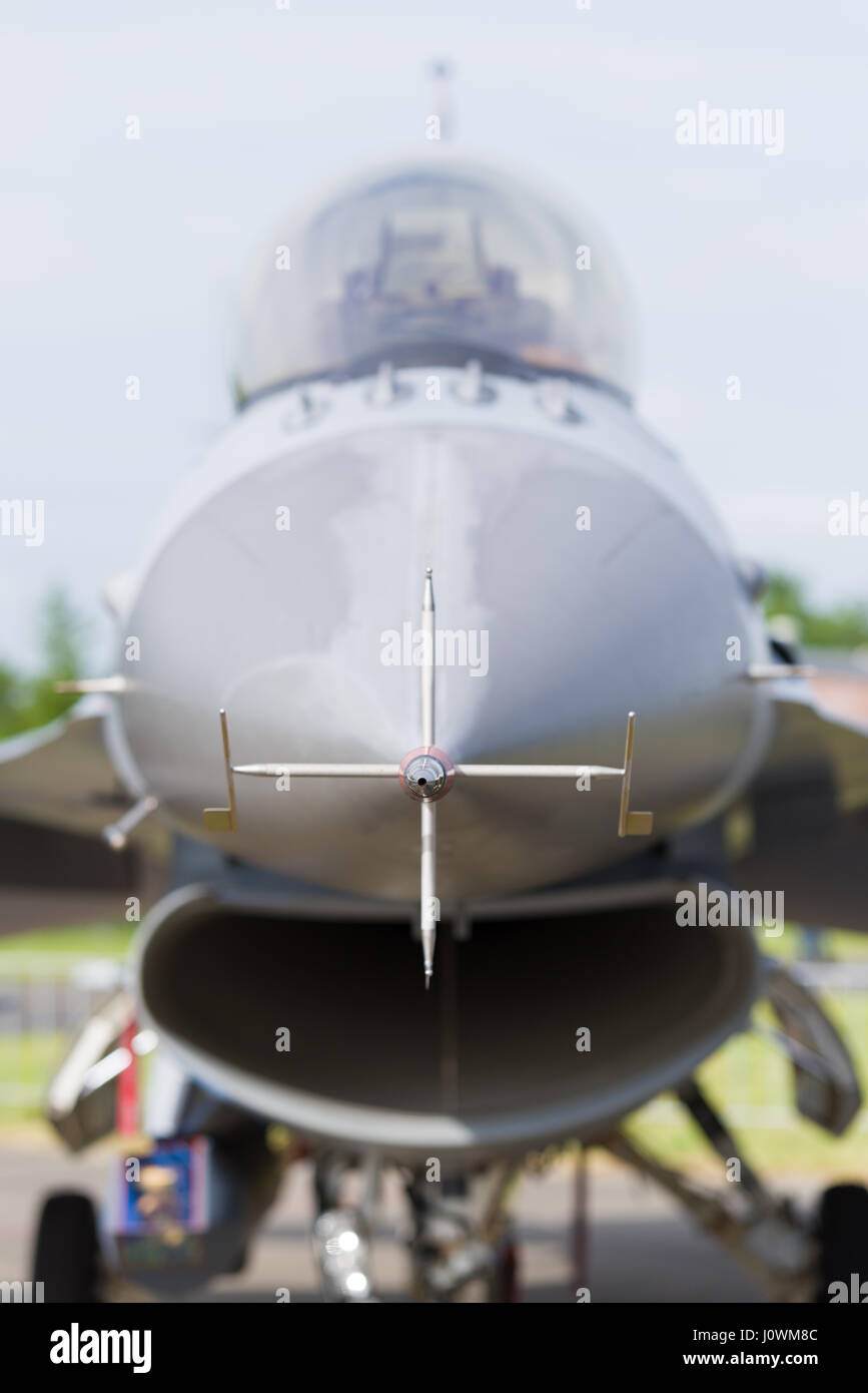 LEEUWARDEN, Paesi Bassi - 10 giugno 2016: naso di un F16 Fighting Falcon durante il dutch air force open days Foto Stock