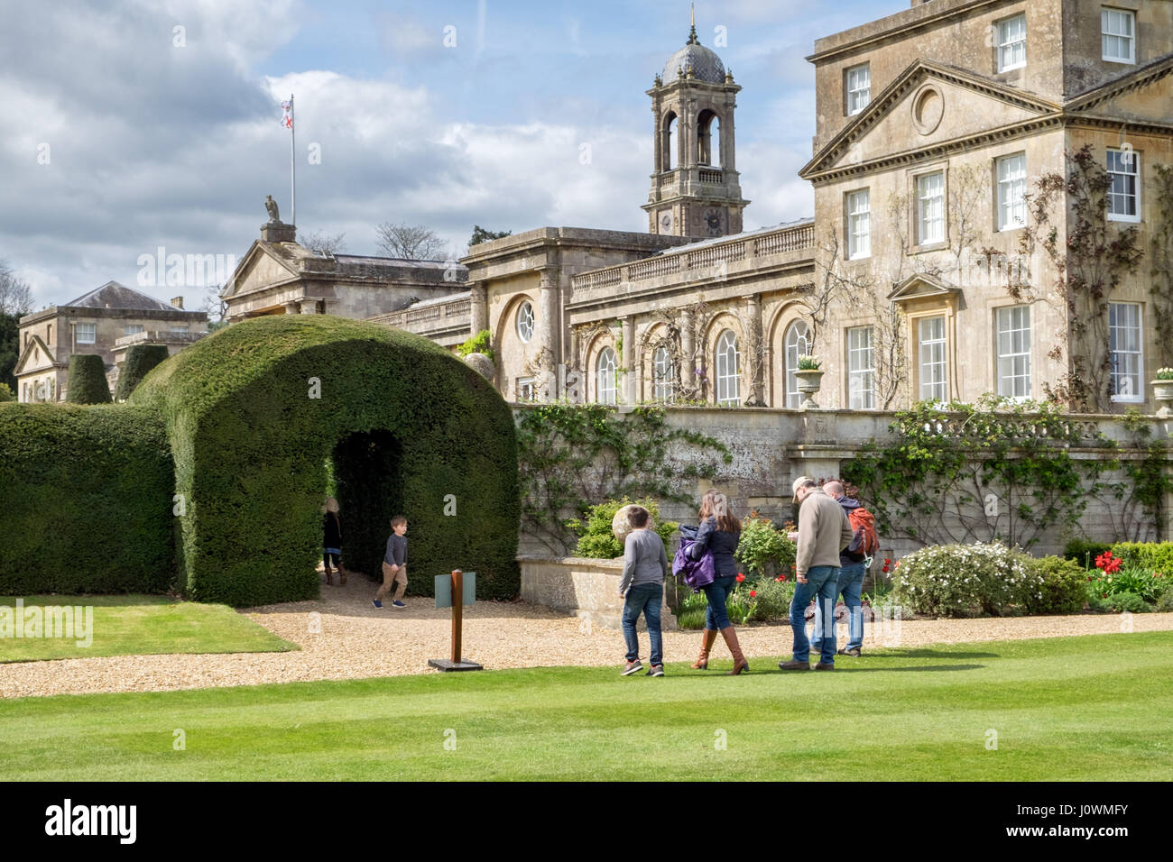 I turisti che vogliono visitare la dimora signorile, bowood House e giardini, vicino a Calne nel Wiltshire, Regno Unito. Foto Stock