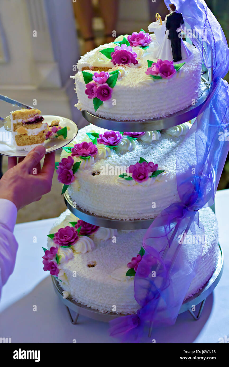 A tre strati torta di nozze con rose Foto Stock