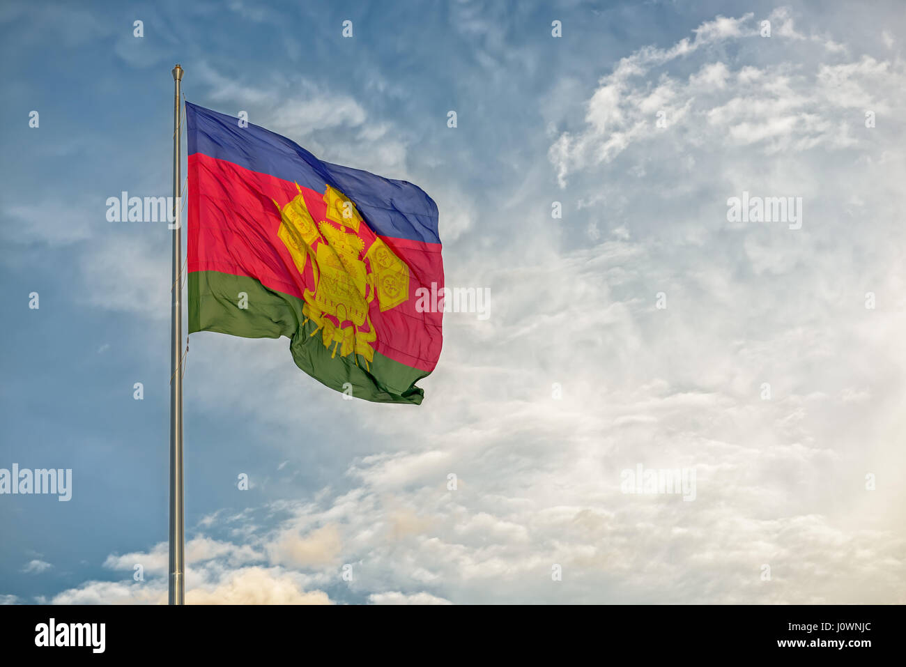 Bandiera della Federazione Regione Krasnodar sventolano al vento Foto Stock