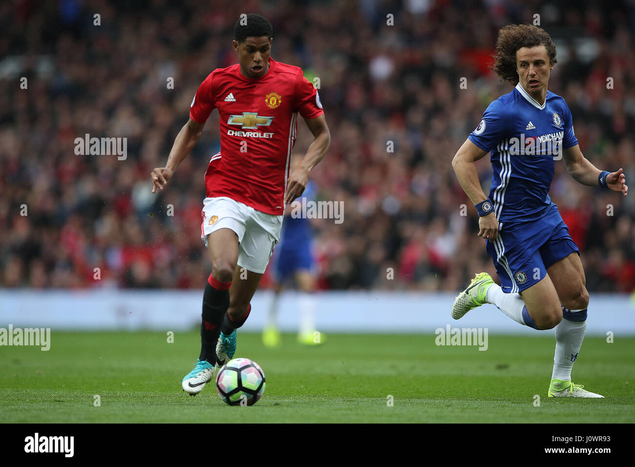 Il Manchester United Rashford Marcus (sinistra) corre attraverso sul traguardo prima di rigature il suo lato del primo obiettivo del gioco durante il match di Premier League a Old Trafford, Manchester. Foto Stock