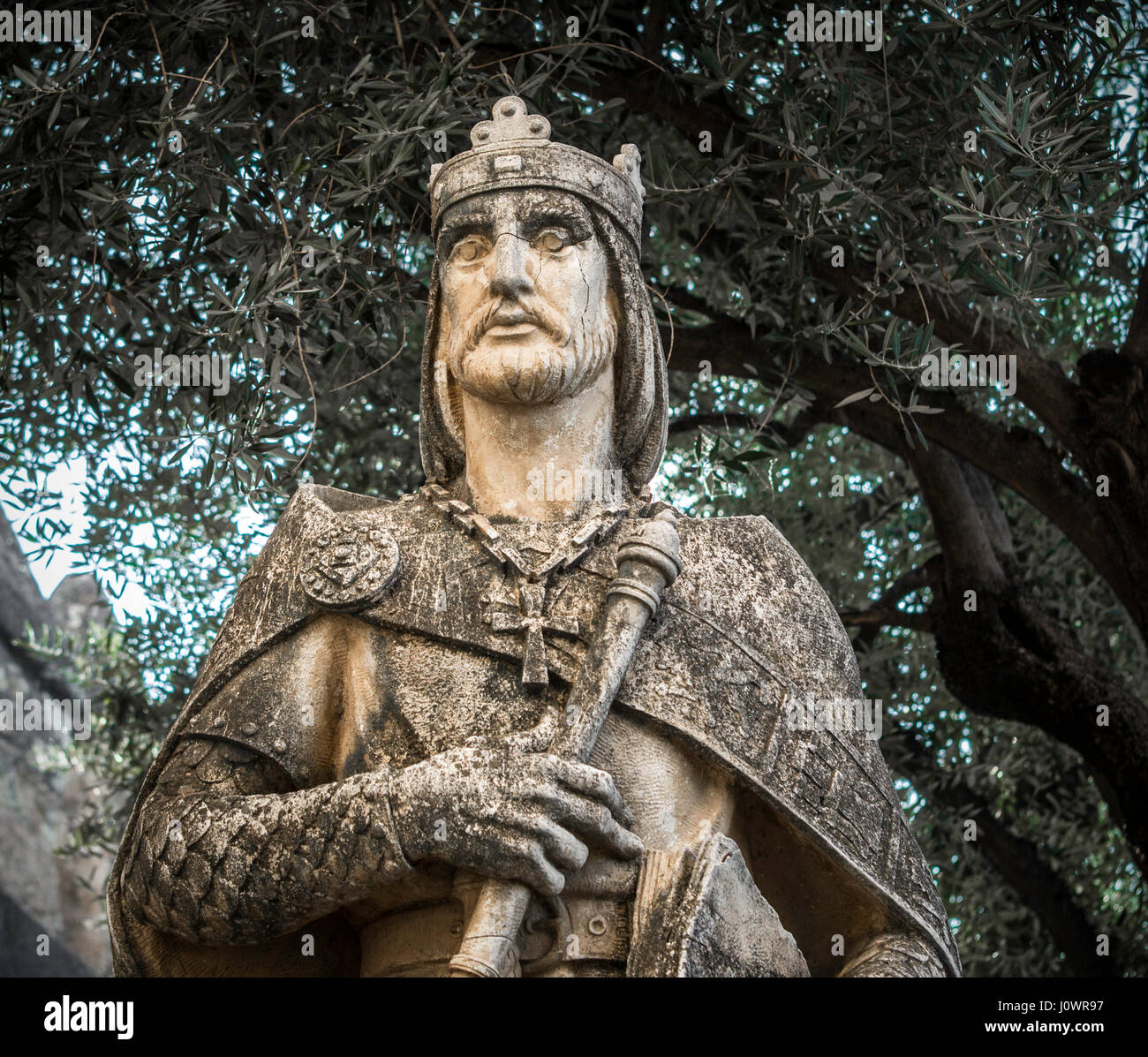 Una statua in Alcazar dei Re Cristiani a Cordoba di re Alfonso X di Castiglia, chiamato il saggio (sabio). Foto Stock