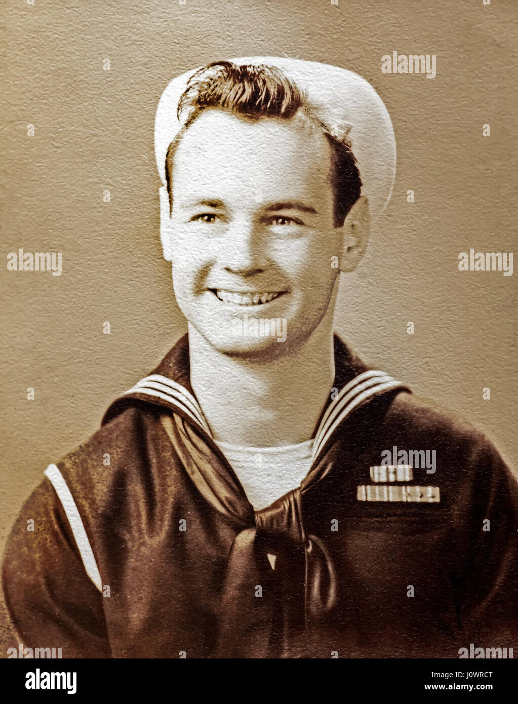 Vintage ritratto di un WW 2 Navy Sailor indossando un 'dixie cup' marinaio bianca cappello e il 'crackerjack' uniforme in Hudson, Massachusetts. Foto Stock