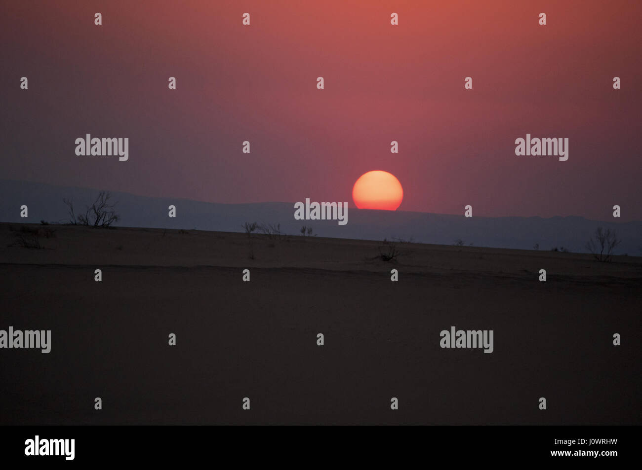 La Giordania tramonto nel deserto paesaggio sulla strada per il Mar Morto, Salt Lake delimitato dal Giordano verso oriente e Israele e Palestina a ovest Foto Stock