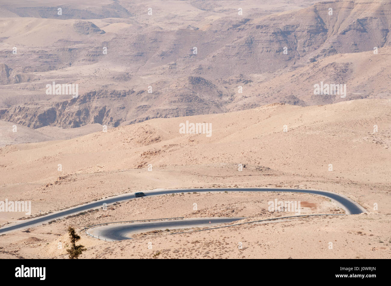 Giordani e il paesaggio del deserto con la strada per il Monte Nebo nella Bibbia ebraica il luogo in cui Mosè era stata concessa una vista della Terra promessa Foto Stock