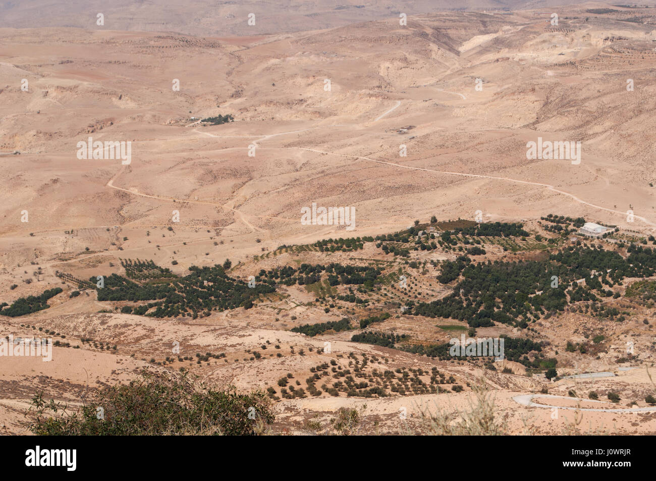 Giordani e il paesaggio del deserto con la strada per il Monte Nebo nella Bibbia ebraica il luogo in cui Mosè era stata concessa una vista della Terra promessa Foto Stock