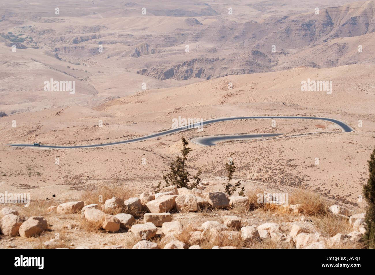 Giordani e il paesaggio del deserto con la strada per il Monte Nebo nella Bibbia ebraica il luogo in cui Mosè era stata concessa una vista della Terra promessa Foto Stock