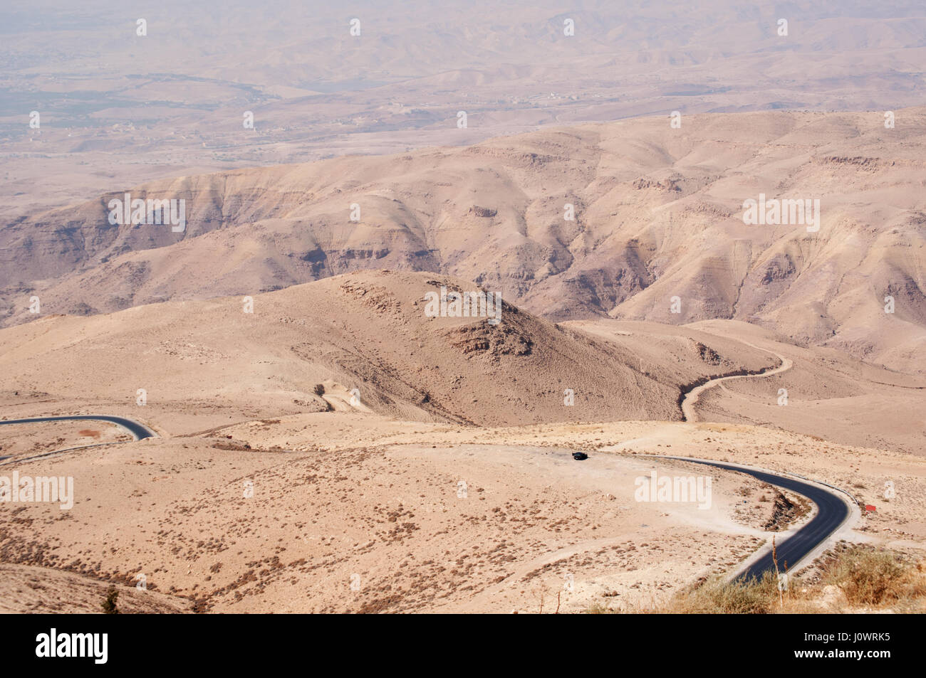 Giordani e il paesaggio del deserto con la strada per il Monte Nebo nella Bibbia ebraica il luogo in cui Mosè era stata concessa una vista della Terra promessa Foto Stock