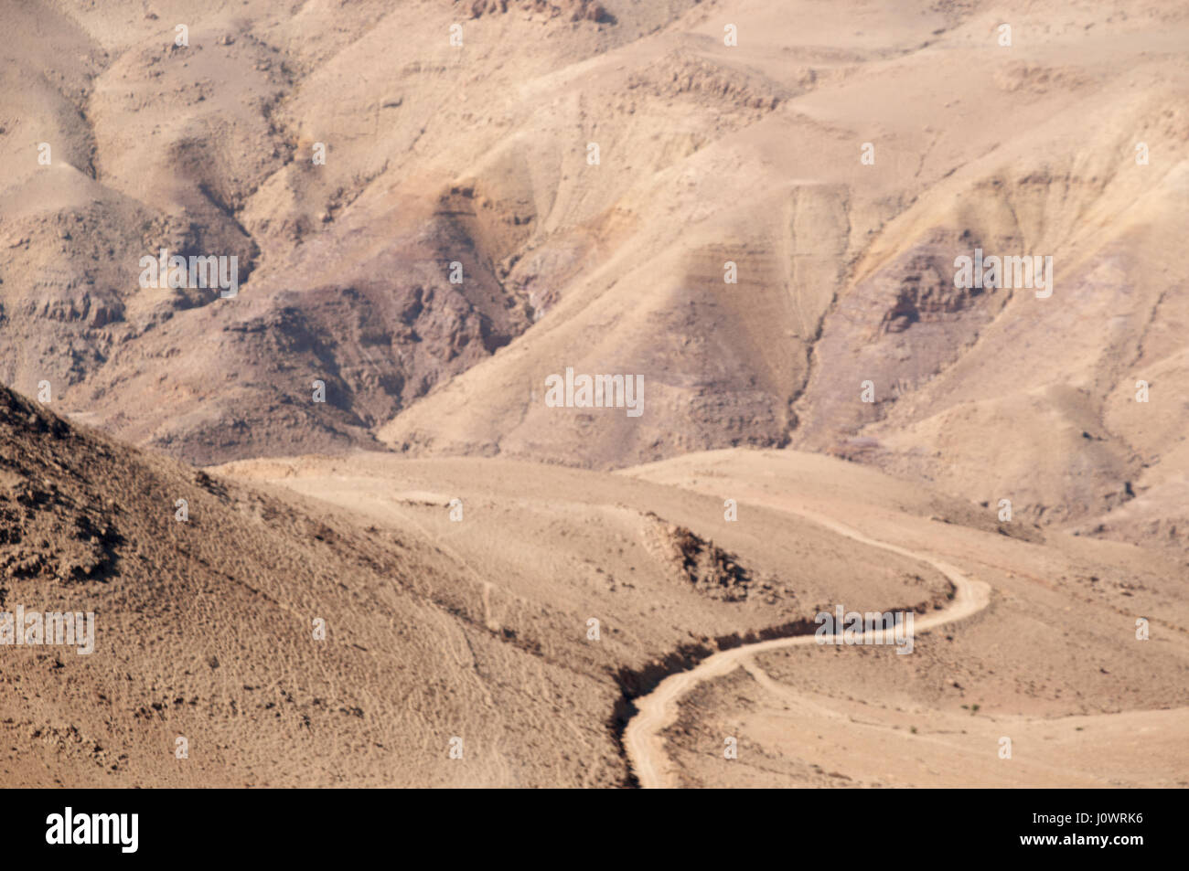 Giordani e il paesaggio del deserto con la strada per il Monte Nebo nella Bibbia ebraica il luogo in cui Mosè era stata concessa una vista della Terra promessa Foto Stock