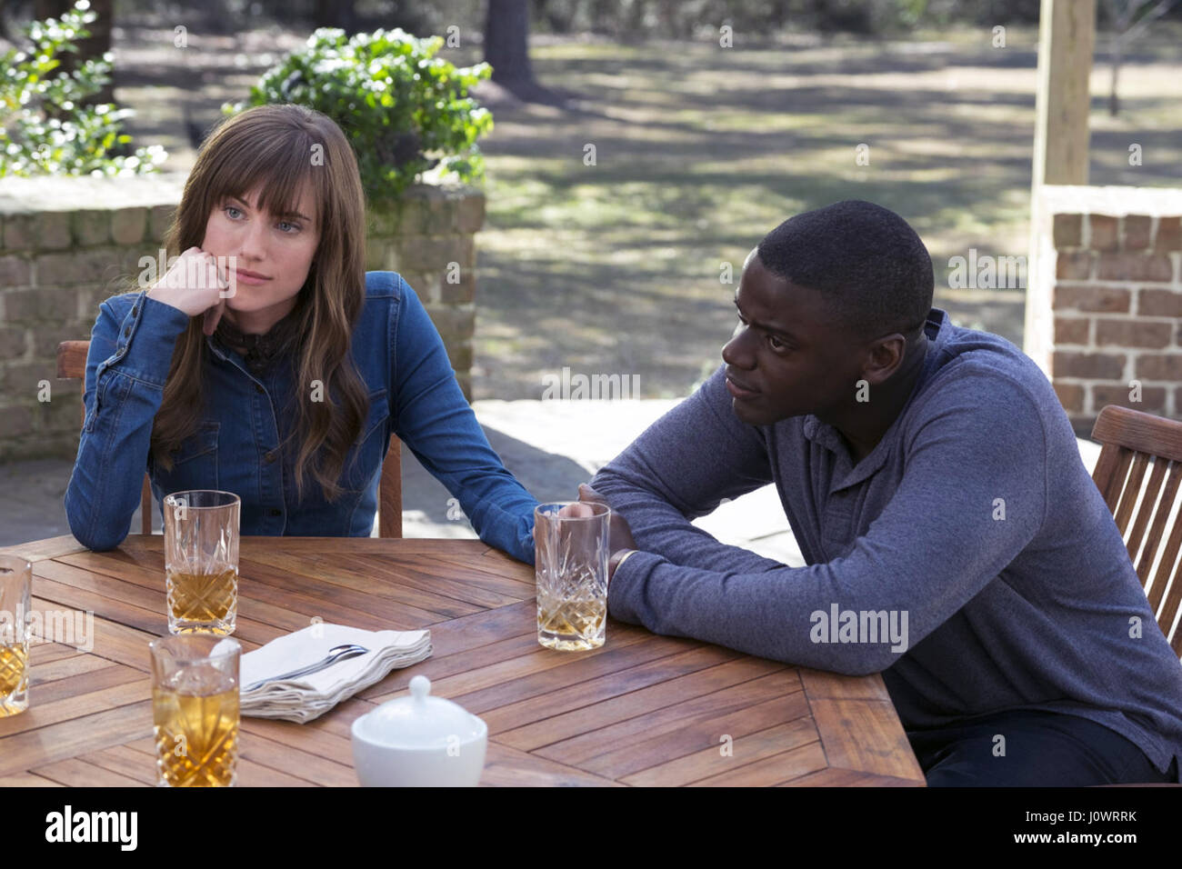 Uscire è un 2017 American commedia film horror scritto, prodotto e diretto da Jordan Peele, nel suo debutto direttoriale. Il film stelle Daniel Kaluuya, Allison Williams, Bradley Whitford, Caleb Landry Jones, Stephen Root e Catherine Keener. Questa fotografia è per il solo uso editoriale ed è il copyright del film company e/o il fotografo assegnato dal film o società di produzione e può essere riprodotto solo da pubblicazioni in congiunzione con la promozione del film di cui sopra. Un credito per il film company è richiesto. Il fotografo deve anche essere accreditato quando noto. Foto Stock