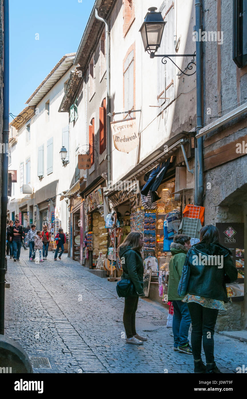 I visitatori possono esplorare le stradine della vecchia Cite di Carcassonne in le Midi,Francia meridionale, restaurata da Eugène Viollet-le-Duc. Foto Stock