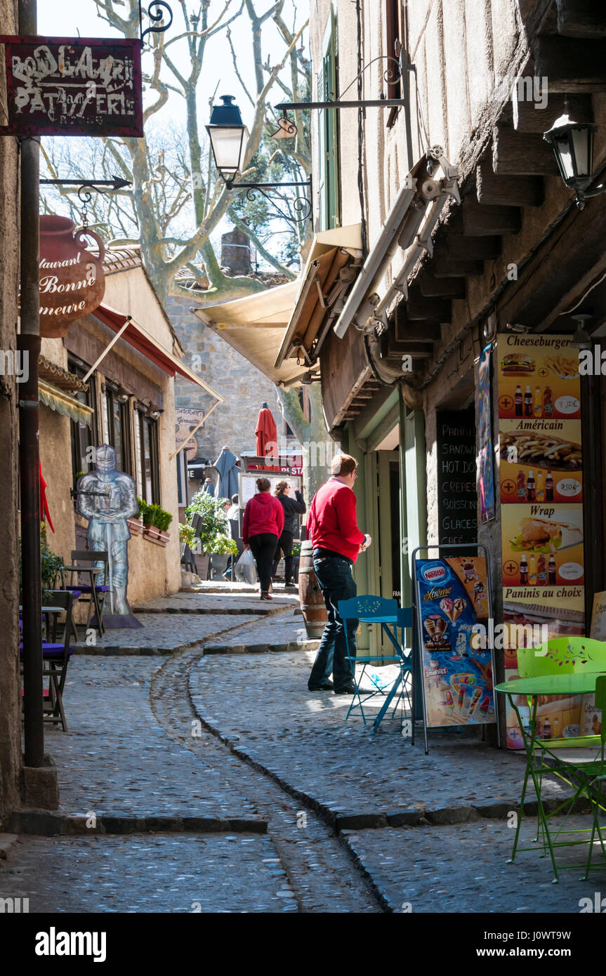 I visitatori possono esplorare le stradine della vecchia Cite di Carcassonne in le Midi,Francia meridionale, restaurata da Eugène Viollet-le-Duc. Foto Stock