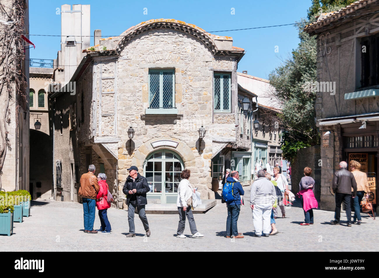 I visitatori possono esplorare le stradine della vecchia Cite di Carcassonne in le Midi,Francia meridionale, restaurata da Eugène Viollet-le-Duc. Foto Stock