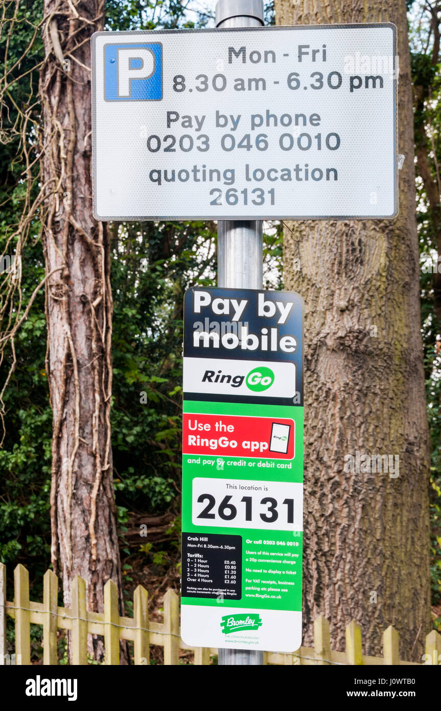 Un segno per il parcheggio sulla strada dando dettagli per consentire il pagamento di tariffe per il parcheggio da telefono mobile utilizzando il RingGo app. Foto Stock