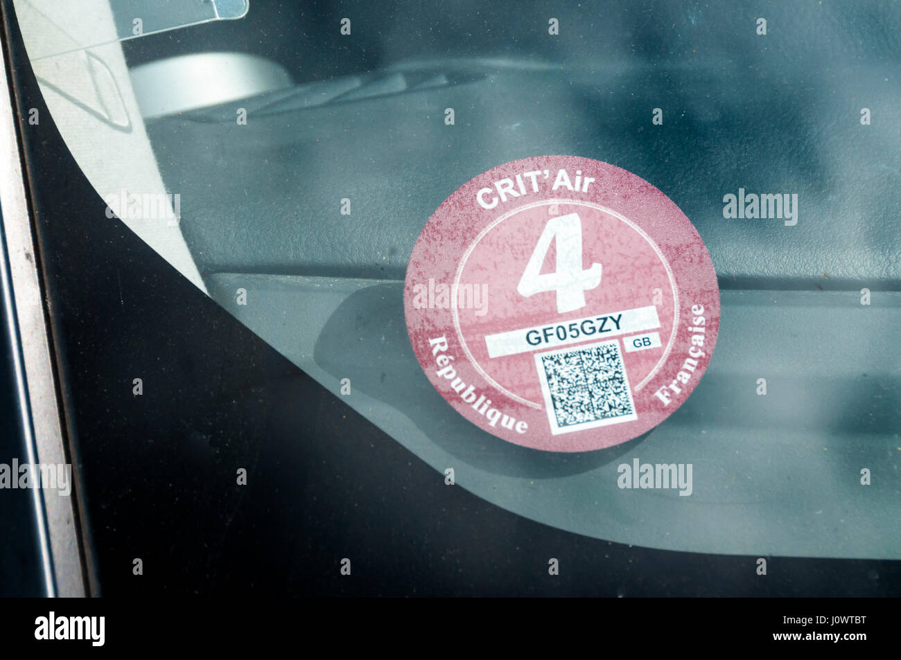 Crit'Air anti-inquinamento adesivi devono essere visualizzati su vetture guida su Europa continentale nella città francese di Parigi, Grenoble e Lione. Foto Stock
